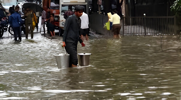 Heavy Rain in Mumbai Leads to Waterlogging, Traffic Disruptions, and Flight Diversions